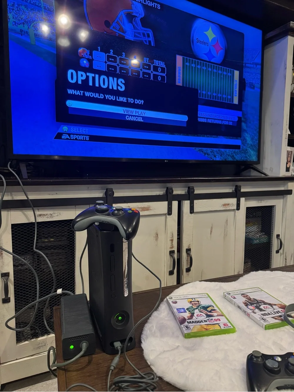 Microsoft xbox360 Console Bundle in Black with Two Wireless Controllers 2 games